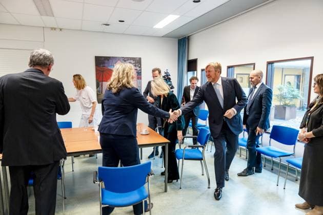 LEIDEN - King Willem-Alexander and outgoing Minister Jan Anthonie Bruijn (Health, Welfare and Sport) are attending a roundtable discussion during a working visit to Leiden University Medical Center (LUMC). The king will visit various departments of the hospital during his visit, which focuses on future-proof healthcare. ANP LINA SELG netherlands out - belgium out  Copyright: xx x545047572x originalFilename: 545047572.jpg