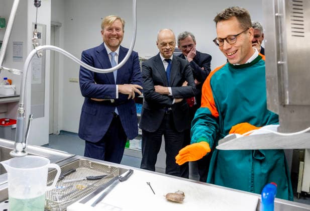 16-12-2025 Leiden King Willem-Alexander visited, in the context of future-proof healthcare and the impact of an aging population and staff shortages, the Leiden Image-Guided Therapy Center (LIGT), the emergency room and the pathology department of the Leiden University Medical Center (LUMC) in Leiden. Â  Copyright: xPPEx