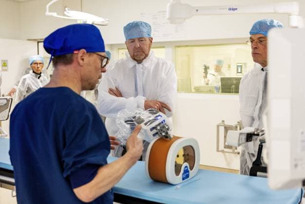 King And Minister Visit Leiden University Medical Center - Netherlands King Willem-Alexander, accompanied by the Minister of Health, Welfare and Sport, Jan Anthonie Bruijn, is paying a working visit to Leiden University Medical Center (LUMC) in Leiden. The visit is part of the discussion on future-proof healthcare and the impact of an aging population and staff shortages. Leiden, Netherlands on December 16, 2025. Photo By Bruno Press ABACAPRESS.COM Leiden Netherlands  Copyright: xBrunoxPress ABACAx
