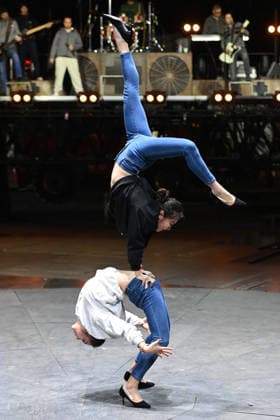 Wang Zexin and Wang Zeyi, artist, acrobatics, rehearsing on the straps, rehearsals for the X MAS show of Circus Flic Flac in Duisburg, Circus Flic Flac at the old freight station in Duisburg, 16 12 2025,