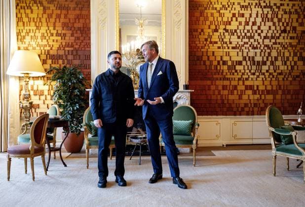 King Willem-Alexander Meets President Zelensky - The Hague King Willem-Alexander receives President Zelensky of Ukraine. The meeting will include discussions about the peace talks and our continued support for Ukraine. THE HAGUE, December 16, 2025, Huis ten Bosch Palace. THE HAGUE, December 16, 2025, Huis ten Bosch Palace. Photo by Bruno Press ABACAPRESS.COM The Hague Netherlands  Copyright: xBrunoxPress ABACAx