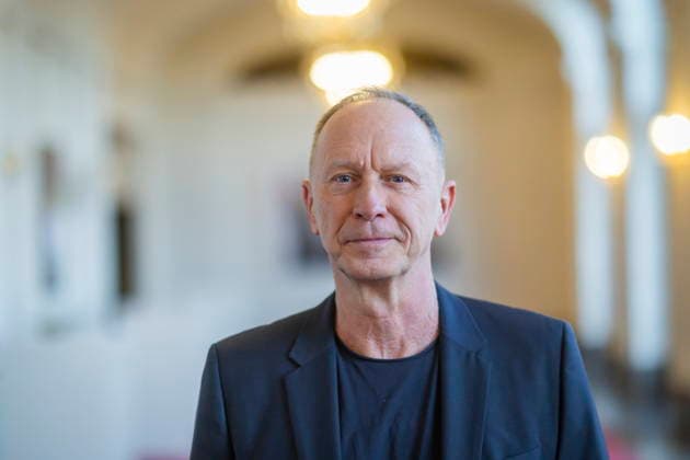 Hasko Weber becomes artistic director of the Staatsschauspiel Dresden Dresden-born Hasko Weber will be the new artistic director of the Staatsschauspiel Dresden from the 2027 28 season The Saxon state