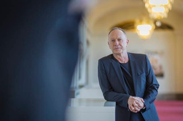 Hasko Weber wird Intendant des Staatsschauspiels Dresden Der gebürtige Dresdner Hasko Weber wird ab der Spielzeit 2027 28 neuer Intendant des Staatsschauspiels Dresden. Dem hat die Sächsische Staatsregierung am 16. Dezember 2025, zugestimmt. Der Vertrag besitzt eine Laufzeit von fünf Jahren und bereits im Januar 2026 beginnt Hasko Weber mit den Vorbereitungen der Spielzeit 2027 28. Er tritt damit die Nachfolge von Joachim Klement an, der seit der Spielzeit 2017 18 Intendant des Staatsschauspiels Dresden ist. Dresden Sachsen Deutschland *** Hasko Weber becomes artistic director of the Staatsschauspiel Dresden Dresden-born Hasko Weber will be the new artistic director of the Staatsschauspiel Dresden from the 2027 28 season The Saxon state