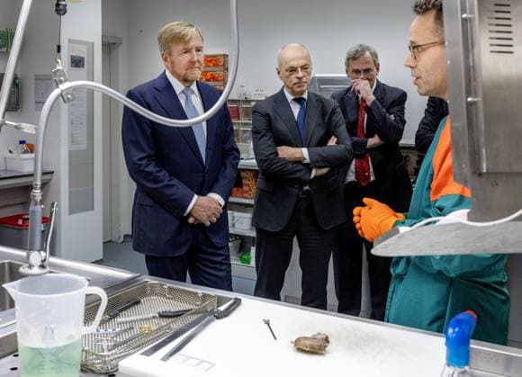 Leiden, The Netherlands, 2025-12-16 12:16:46 LEIDEN, 16-12-2025, LUMC. King Willem-Alexander, accompanied by the Minister of Health, Welfare and Sport, Jan Anthonie Bruijn, is paying a working visit to Leiden University Medical Center (LUMC) in Leiden. The visit is part of the discussion on future-proof healthcare and the impact of an aging population and staff shortages. PHOTO: NLBeeld Patrick van Emst Credit: NL Beeld Patrick van Emst  Copyright: xx x