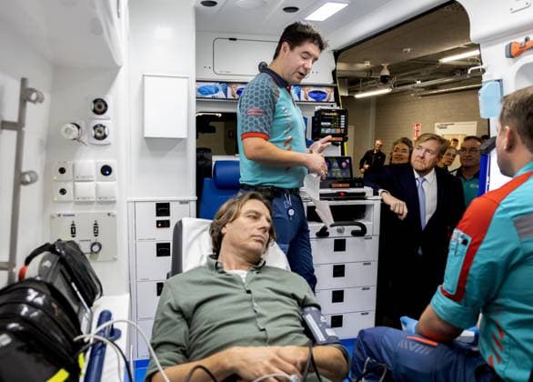 Leiden, The Netherlands, 2025-12-16 11:58:54 LEIDEN, 16-12-2025, LUMC. King Willem-Alexander, accompanied by the Minister of Health, Welfare and Sport, Jan Anthonie Bruijn, is paying a working visit to Leiden University Medical Center (LUMC) in Leiden. The visit is part of the discussion on future-proof healthcare and the impact of an aging population and staff shortages. PHOTO: NLBeeld Patrick van Emst Credit: NL Beeld Patrick van Emst  Copyright: xx x