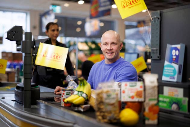 Professional gymnast Fabian Hambüchen sits at the checkout of a Netto supermarket in Cologne The Olympic champion and former competitive gymnast supported Netto Marken Discounts nationwide fundraising campaign for Tafel Deutschland Cologne, 16 12 2025 NRW Germany Copyright: xChristophxHardtx