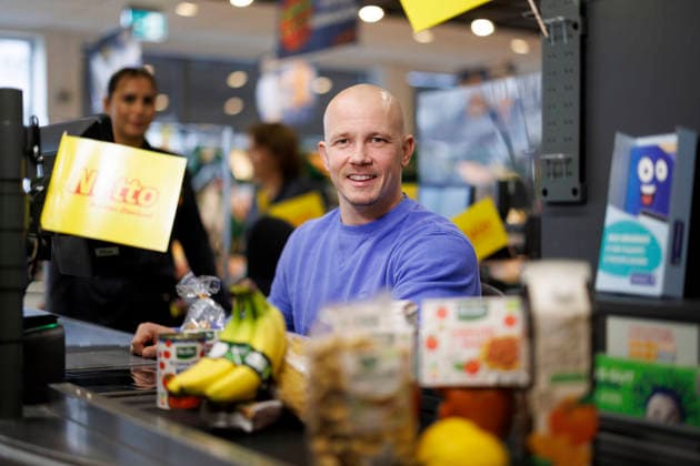 Professional gymnast Fabian Hambüchen sits at the checkout of a Netto supermarket in Cologne The Olympic champion and former competitive gymnast supported Netto Marken Discounts nationwide fundraising campaign for Tafel Deutschland Cologne, 16 12 2025 NRW Germany Copyright: xChristophxHardtx