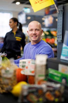 Professional gymnast Fabian Hambüchen sits at the checkout of a Netto supermarket in Cologne The Olympic champion and former competitive gymnast supported Netto Marken Discounts nationwide fundraising campaign for Tafel Deutschland Cologne, 16 12 2025 NRW Germany Copyright: xChristophxHardtx