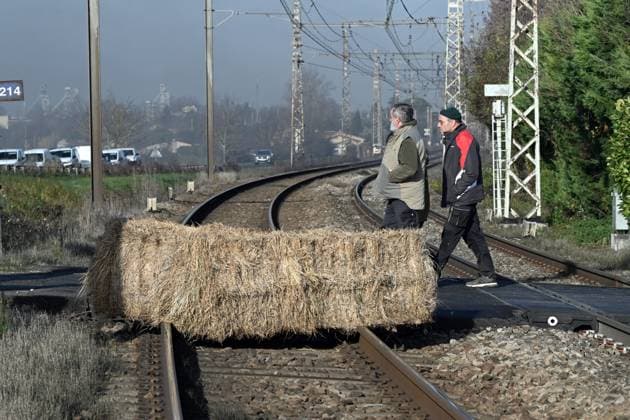 Dermatose nodulaire lA61 fermée dans le sens Carcassonne Toulouse, REMY GABALDA MAXPPP 16 12 2025 Les agriculteurs du Lauragais opèrent un blocage de la ligne SNCF Toulouse Narbonne et dune route départementale, ainsi que de lautoroute A61 ce mardi 16 décembre 2025, à Villefranche de Lauragais Farmers demonstration following the politicy of slaughter of cows, despite being vaccinated against DNC Contagious Nodular Dermatosis  Copyright: xMAXPPPxREMYxGABALDAx ROS202512161416 ROS202512161416