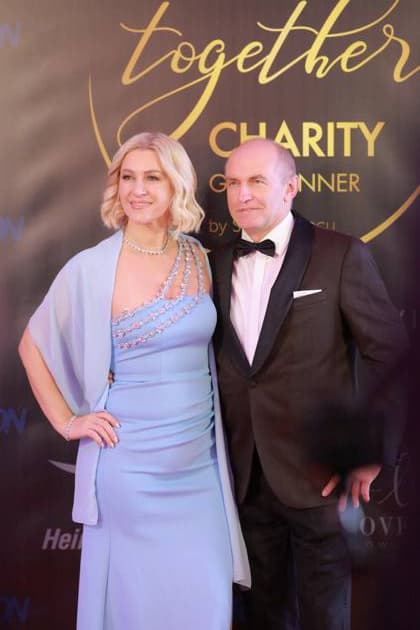 Two guests pose elegantly at the charity event in the Winter Varieté Heidelberg Guests at the charity event Copyright: xspeedshotx
