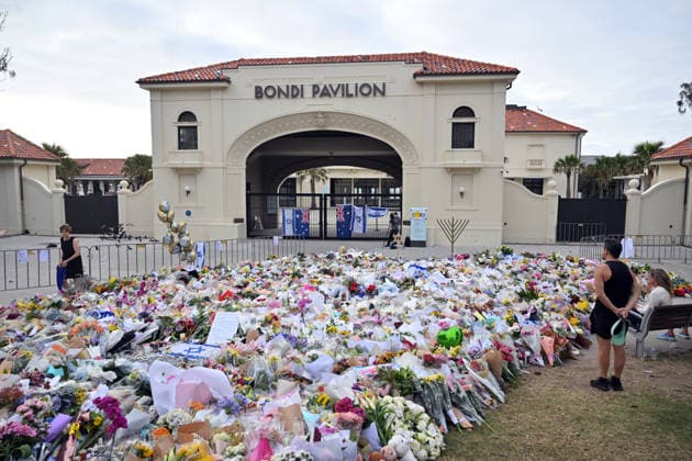 News Bilder des Tages BONDI BEACH SHOOTING, Flowers are seen at a makeshift memorial at the Bondi Pavillion following a shooting at Bondi Beach, in Sydney, Wednesday, December 17, 2025. Australia is in mourning after gunmen opened fire on Bondi Beach, killing 15 people in an attack designed to target the Jewish community. ( NO ARCHIVING SYDNEY NEW SOUTH WALES AUSTRALIA  Copyright: xMICKxTSIKASx 20251217129439720497