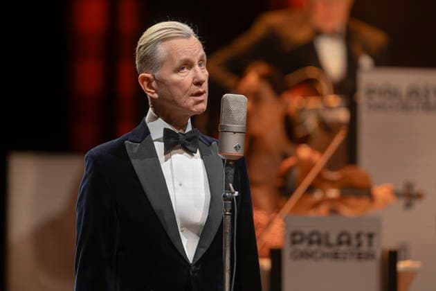 Max Raabe & Palast Orchester mit dem Programm Hummel streicheln an zwei Abenden live im ausverkauften Kulturpalast Dresden. *** Max Raabe Palast Orchester with the program Hummel streicheln live on two evenings in the sold-out Kulturpalast Dresden