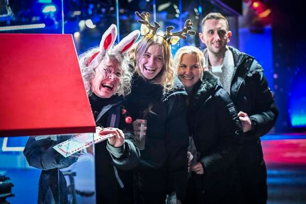 Weihnachtswunder1612: Das Weihnachtswunder am Tag 4 auf dem Burgplatz. Die vier Moderatoren Sabine Heinrich, Steffi Neu, Jan Malte Andresen und Thomas Bug moderieren das Weihnachtswunder für den WDR. Immer steht mindestens einer von ihnen am Mikrofon und nimmt Musikwünsche gegen eine Spende entgegen. Das Weihnachtswunder wird vom Burgplatz in der Essener Innenstadt übertragen. ** NUR FÜR REDAKTIONELLE ZWECKE ** EDITORIAL USE ONLY **<p>Publikum auf dem Burgplatz am Dienstag, dem 16. Dezember 2025. Das Weihnachtswunder am Dienstagauf dem Burgplatz am Tag 3. Die vier Moderatoren Sabine Heinrich, Steffi Neu, Jan Malte Andresen und Thomas Bug moderieren das Weihnachtswunder für den WDR. Immer steht mindestens einer von ihnen am Mikrofon u Copyright: KerstinxKokoska doc83py39hqaf5g9i2ltsw ,EDITORIAL USE ONLY