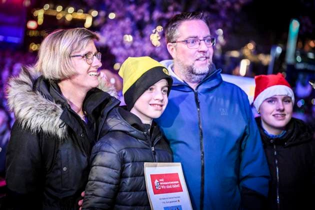 Weihnachtswunder1612: Das Weihnachtswunder am Tag 4 auf dem Burgplatz. Die vier Moderatoren Sabine Heinrich, Steffi Neu, Jan Malte Andresen und Thomas Bug moderieren das Weihnachtswunder für den WDR. Immer steht mindestens einer von ihnen am Mikrofon und nimmt Musikwünsche gegen eine Spende entgegen. Das Weihnachtswunder wird vom Burgplatz in der Essener Innenstadt übertragen. ** NUR FÜR REDAKTIONELLE ZWECKE ** EDITORIAL USE ONLY **<p>Publikum auf dem Burgplatz am Dienstag, dem 16. Dezember 2025. Das Weihnachtswunder am Dienstagauf dem Burgplatz am Tag 3. Die vier Moderatoren Sabine Heinrich, Steffi Neu, Jan Malte Andresen und Thomas Bug moderieren das Weihnachtswunder für den WDR. Immer steht mindestens einer von ihnen am Mikrofon u Copyright: KerstinxKokoska doc83py3frrgb6kcuj9tsw ,EDITORIAL USE ONLY