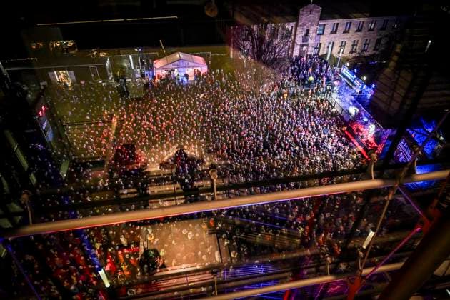 Weihnachtswunder1612: Das Weihnachtswunder am Tag 4 auf dem Burgplatz. Die vier Moderatoren Sabine Heinrich, Steffi Neu, Jan Malte Andresen und Thomas Bug moderieren das Weihnachtswunder für den WDR. Immer steht mindestens einer von ihnen am Mikrofon und nimmt Musikwünsche gegen eine Spende entgegen. Das Weihnachtswunder wird vom Burgplatz in der Essener Innenstadt übertragen. ** NUR FÜR REDAKTIONELLE ZWECKE ** EDITORIAL USE ONLY **<p>Publikum auf dem Burgplatz am Dienstag, dem 16. Dezember 2025. Das Weihnachtswunder am Dienstagauf dem Burgplatz am Tag 3. Die vier Moderatoren Sabine Heinrich, Steffi Neu, Jan Malte Andresen und Thomas Bug moderieren das Weihnachtswunder für den WDR. Immer steht mindestens einer von ihnen am Mikrofon u Copyright: KerstinxKokoska doc83py3euh2ki7xz32tsw ,EDITORIAL USE ONLY