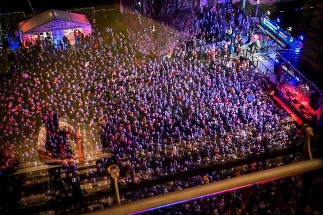 Weihnachtswunder1612: Das Weihnachtswunder am Tag 4 auf dem Burgplatz. Die vier Moderatoren Sabine Heinrich, Steffi Neu, Jan Malte Andresen und Thomas Bug moderieren das Weihnachtswunder für den WDR. Immer steht mindestens einer von ihnen am Mikrofon und nimmt Musikwünsche gegen eine Spende entgegen. Das Weihnachtswunder wird vom Burgplatz in der Essener Innenstadt übertragen. ** NUR FÜR REDAKTIONELLE ZWECKE ** EDITORIAL USE ONLY **<p>Publikum auf dem Burgplatz am Dienstag, dem 16. Dezember 2025. Das Weihnachtswunder am Dienstagauf dem Burgplatz am Tag 3. Die vier Moderatoren Sabine Heinrich, Steffi Neu, Jan Malte Andresen und Thomas Bug moderieren das Weihnachtswunder für den WDR. Immer steht mindestens einer von ihnen am Mikrofon u Copyright: KerstinxKokoska doc83py3f0swqamnejmtsw ,EDITORIAL USE ONLY