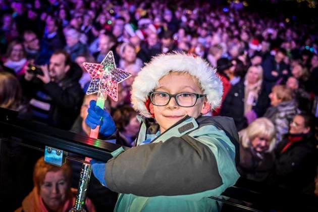Weihnachtswunder1612: Das Weihnachtswunder am Tag 4 auf dem Burgplatz. Die vier Moderatoren Sabine Heinrich, Steffi Neu, Jan Malte Andresen und Thomas Bug moderieren das Weihnachtswunder für den WDR. Immer steht mindestens einer von ihnen am Mikrofon und nimmt Musikwünsche gegen eine Spende entgegen. Das Weihnachtswunder wird vom Burgplatz in der Essener Innenstadt übertragen. ** NUR FÜR REDAKTIONELLE ZWECKE ** EDITORIAL USE ONLY **<p>Publikum auf dem Burgplatz am Dienstag, dem 16. Dezember 2025. Das Weihnachtswunder am Dienstagauf dem Burgplatz am Tag 3. Die vier Moderatoren Sabine Heinrich, Steffi Neu, Jan Malte Andresen und Thomas Bug moderieren das Weihnachtswunder für den WDR. Immer steht mindestens einer von ihnen am Mikrofon u Copyright: KerstinxKokoska doc83py46q9974u6saktsw ,EDITORIAL USE ONLY