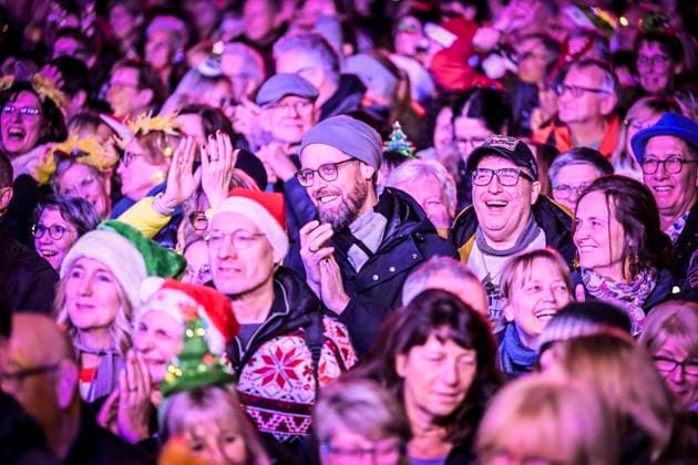 Weihnachtswunder1612: Das Weihnachtswunder am Tag 4 auf dem Burgplatz. Die vier Moderatoren Sabine Heinrich, Steffi Neu, Jan Malte Andresen und Thomas Bug moderieren das Weihnachtswunder für den WDR. Immer steht mindestens einer von ihnen am Mikrofon und nimmt Musikwünsche gegen eine Spende entgegen. Das Weihnachtswunder wird vom Burgplatz in der Essener Innenstadt übertragen. ** NUR FÜR REDAKTIONELLE ZWECKE ** EDITORIAL USE ONLY **<p>Publikum auf dem Burgplatz am Dienstag, dem 16. Dezember 2025. Das Weihnachtswunder am Dienstagauf dem Burgplatz am Tag 3. Die vier Moderatoren Sabine Heinrich, Steffi Neu, Jan Malte Andresen und Thomas Bug moderieren das Weihnachtswunder für den WDR. Immer steht mindestens einer von ihnen am Mikrofon u Copyright: KerstinxKokoska doc83py4magrfm6cxmatsw ,EDITORIAL USE ONLY