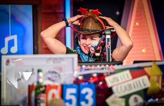 Weihnachtswunder1612: Das Weihnachtswunder am Tag 4 auf dem Burgplatz. Die vier Moderatoren Sabine Heinrich, Steffi Neu, Jan Malte Andresen und Thomas Bug moderieren das Weihnachtswunder für den WDR. Immer steht mindestens einer von ihnen am Mikrofon und nimmt Musikwünsche gegen eine Spende entgegen. Das Weihnachtswunder wird vom Burgplatz in der Essener Innenstadt übertragen. ** NUR FÜR REDAKTIONELLE ZWECKE ** EDITORIAL USE ONLY **<p>Auftritt The BossHoss am Dienstag, dem 16. Dezember 2025. Das Weihnachtswunder am Dienstagauf dem Burgplatz am Tag 3. Die vier Moderatoren Sabine Heinrich, Steffi Neu, Jan Malte Andresen und Thomas Bug moderieren das Weihnachtswunder für den WDR. Immer steht mindestens einer von ihnen am Mikrofon und n Copyright: KerstinxKokoska doc83py4n6tx6t15erattsw ,EDITORIAL USE ONLY