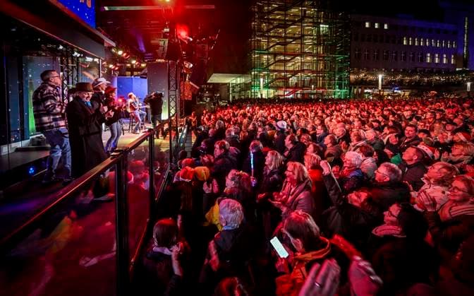 Weihnachtswunder1612: Das Weihnachtswunder am Tag 4 auf dem Burgplatz. Die vier Moderatoren Sabine Heinrich, Steffi Neu, Jan Malte Andresen und Thomas Bug moderieren das Weihnachtswunder für den WDR. Immer steht mindestens einer von ihnen am Mikrofon und nimmt Musikwünsche gegen eine Spende entgegen. Das Weihnachtswunder wird vom Burgplatz in der Essener Innenstadt übertragen. ** NUR FÜR REDAKTIONELLE ZWECKE ** EDITORIAL USE ONLY **<p>Auftritt The BossHoss am Dienstag, dem 16. Dezember 2025. Das Weihnachtswunder am Dienstagauf dem Burgplatz am Tag 3. Die vier Moderatoren Sabine Heinrich, Steffi Neu, Jan Malte Andresen und Thomas Bug moderieren das Weihnachtswunder für den WDR. Immer steht mindestens einer von ihnen am Mikrofon und n Copyright: KerstinxKokoska doc83py4qjf547dy5qktsw ,EDITORIAL USE ONLY