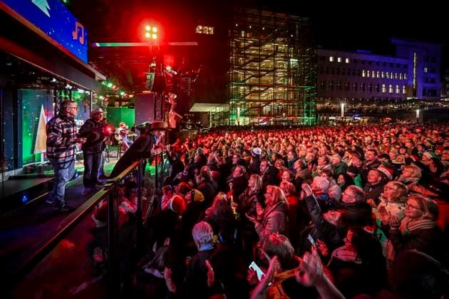 Weihnachtswunder1612: Das Weihnachtswunder am Tag 4 auf dem Burgplatz. Die vier Moderatoren Sabine Heinrich, Steffi Neu, Jan Malte Andresen und Thomas Bug moderieren das Weihnachtswunder für den WDR. Immer steht mindestens einer von ihnen am Mikrofon und nimmt Musikwünsche gegen eine Spende entgegen. Das Weihnachtswunder wird vom Burgplatz in der Essener Innenstadt übertragen. ** NUR FÜR REDAKTIONELLE ZWECKE ** EDITORIAL USE ONLY **<p>Auftritt The BossHoss am Dienstag, dem 16. Dezember 2025. Das Weihnachtswunder am Dienstagauf dem Burgplatz am Tag 3. Die vier Moderatoren Sabine Heinrich, Steffi Neu, Jan Malte Andresen und Thomas Bug moderieren das Weihnachtswunder für den WDR. Immer steht mindestens einer von ihnen am Mikrofon und n Copyright: KerstinxKokoska doc83py4qjmcf8phudxtsw ,EDITORIAL USE ONLY