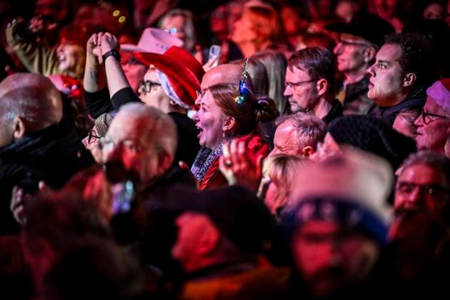 Weihnachtswunder1612: Das Weihnachtswunder am Tag 4 auf dem Burgplatz. Die vier Moderatoren Sabine Heinrich, Steffi Neu, Jan Malte Andresen und Thomas Bug moderieren das Weihnachtswunder für den WDR. Immer steht mindestens einer von ihnen am Mikrofon und nimmt Musikwünsche gegen eine Spende entgegen. Das Weihnachtswunder wird vom Burgplatz in der Essener Innenstadt übertragen. ** NUR FÜR REDAKTIONELLE ZWECKE ** EDITORIAL USE ONLY **<p>Auftritt The BossHoss am Dienstag, dem 16. Dezember 2025. Das Weihnachtswunder am Dienstagauf dem Burgplatz am Tag 3. Die vier Moderatoren Sabine Heinrich, Steffi Neu, Jan Malte Andresen und Thomas Bug moderieren das Weihnachtswunder für den WDR. Immer steht mindestens einer von ihnen am Mikrofon und n Copyright: KerstinxKokoska doc83py4rjmu751b45zltsw ,EDITORIAL USE ONLY