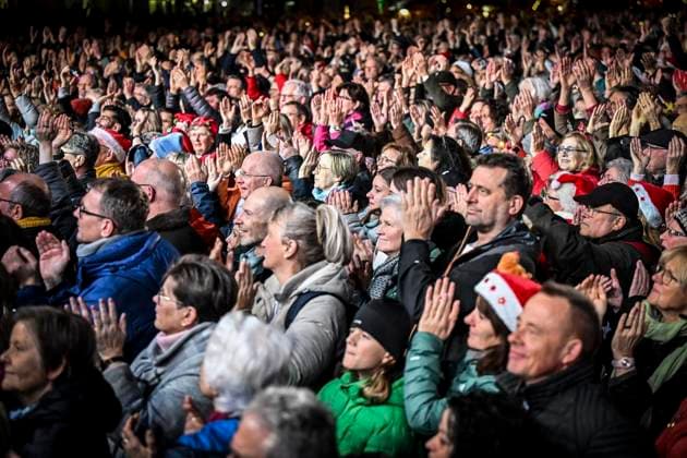 Weihnachtswunder1612: Das Weihnachtswunder am Tag 4 auf dem Burgplatz. Die vier Moderatoren Sabine Heinrich, Steffi Neu, Jan Malte Andresen und Thomas Bug moderieren das Weihnachtswunder für den WDR. Immer steht mindestens einer von ihnen am Mikrofon und nimmt Musikwünsche gegen eine Spende entgegen. Das Weihnachtswunder wird vom Burgplatz in der Essener Innenstadt übertragen. ** NUR FÜR REDAKTIONELLE ZWECKE ** EDITORIAL USE ONLY **<p>Auftritt The BossHoss am Dienstag, dem 16. Dezember 2025. Das Weihnachtswunder am Dienstagauf dem Burgplatz am Tag 3. Die vier Moderatoren Sabine Heinrich, Steffi Neu, Jan Malte Andresen und Thomas Bug moderieren das Weihnachtswunder für den WDR. Immer steht mindestens einer von ihnen am Mikrofon und n Copyright: KerstinxKokoska doc83py4rzinup1dttsktsw ,EDITORIAL USE ONLY