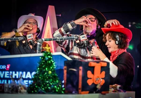 Weihnachtswunder1612: Das Weihnachtswunder am Tag 4 auf dem Burgplatz. Die vier Moderatoren Sabine Heinrich, Steffi Neu, Jan Malte Andresen und Thomas Bug moderieren das Weihnachtswunder für den WDR. Immer steht mindestens einer von ihnen am Mikrofon und nimmt Musikwünsche gegen eine Spende entgegen. Das Weihnachtswunder wird vom Burgplatz in der Essener Innenstadt übertragen. ** NUR FÜR REDAKTIONELLE ZWECKE ** EDITORIAL USE ONLY **<p>Auftritt The BossHoss am Dienstag, dem 16. Dezember 2025. Das Weihnachtswunder am Dienstagauf dem Burgplatz am Tag 3. Die vier Moderatoren Sabine Heinrich, Steffi Neu, Jan Malte Andresen und Thomas Bug moderieren das Weihnachtswunder für den WDR. Immer steht mindestens einer von ihnen am Mikrofon und n Copyright: KerstinxKokoska doc83py4no5osj6y5lhtsw ,EDITORIAL USE ONLY