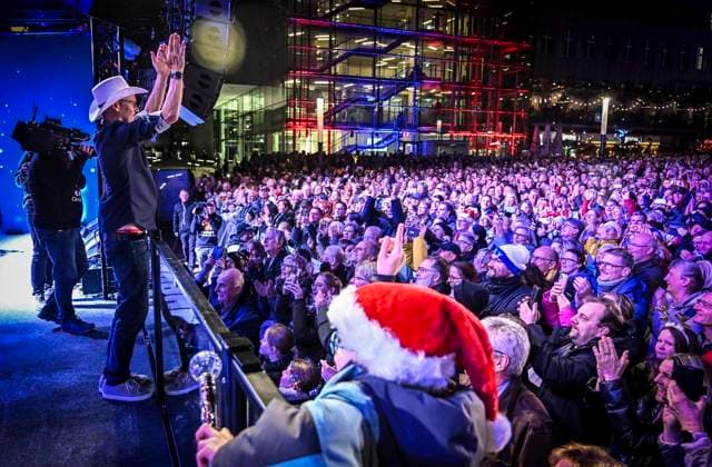 Weihnachtswunder1612: Das Weihnachtswunder am Tag 4 auf dem Burgplatz. Die vier Moderatoren Sabine Heinrich, Steffi Neu, Jan Malte Andresen und Thomas Bug moderieren das Weihnachtswunder für den WDR. Immer steht mindestens einer von ihnen am Mikrofon und nimmt Musikwünsche gegen eine Spende entgegen. Das Weihnachtswunder wird vom Burgplatz in der Essener Innenstadt übertragen. ** NUR FÜR REDAKTIONELLE ZWECKE ** EDITORIAL USE ONLY **<p>Auftritt The BossHoss am Dienstag, dem 16. Dezember 2025. Das Weihnachtswunder am Dienstagauf dem Burgplatz am Tag 3. Die vier Moderatoren Sabine Heinrich, Steffi Neu, Jan Malte Andresen und Thomas Bug moderieren das Weihnachtswunder für den WDR. Immer steht mindestens einer von ihnen am Mikrofon und n Copyright: KerstinxKokoska doc83py4nwdc4i1fgfyntsw ,EDITORIAL USE ONLY