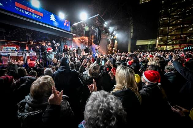 Weihnachtswunder1612: Das Weihnachtswunder am Tag 4 auf dem Burgplatz. Die vier Moderatoren Sabine Heinrich, Steffi Neu, Jan Malte Andresen und Thomas Bug moderieren das Weihnachtswunder für den WDR. Immer steht mindestens einer von ihnen am Mikrofon und nimmt Musikwünsche gegen eine Spende entgegen. Das Weihnachtswunder wird vom Burgplatz in der Essener Innenstadt übertragen. ** NUR FÜR REDAKTIONELLE ZWECKE ** EDITORIAL USE ONLY **<p>Auftritt The BossHoss am Dienstag, dem 16. Dezember 2025. Das Weihnachtswunder am Dienstagauf dem Burgplatz am Tag 3. Die vier Moderatoren Sabine Heinrich, Steffi Neu, Jan Malte Andresen und Thomas Bug moderieren das Weihnachtswunder für den WDR. Immer steht mindestens einer von ihnen am Mikrofon und n Copyright: KerstinxKokoska doc83py4ohv9gw13fqutsw ,EDITORIAL USE ONLY