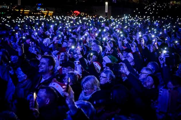 Weihnachtswunder1612: Das Weihnachtswunder am Tag 4 auf dem Burgplatz. Die vier Moderatoren Sabine Heinrich, Steffi Neu, Jan Malte Andresen und Thomas Bug moderieren das Weihnachtswunder für den WDR. Immer steht mindestens einer von ihnen am Mikrofon und nimmt Musikwünsche gegen eine Spende entgegen. Das Weihnachtswunder wird vom Burgplatz in der Essener Innenstadt übertragen. ** NUR FÜR REDAKTIONELLE ZWECKE ** EDITORIAL USE ONLY **<p>Auftritt The BossHoss am Dienstag, dem 16. Dezember 2025. Das Weihnachtswunder am Dienstagauf dem Burgplatz am Tag 3. Die vier Moderatoren Sabine Heinrich, Steffi Neu, Jan Malte Andresen und Thomas Bug moderieren das Weihnachtswunder für den WDR. Immer steht mindestens einer von ihnen am Mikrofon und n Copyright: KerstinxKokoska doc83py4pp75bk1kay45tsw ,EDITORIAL USE ONLY