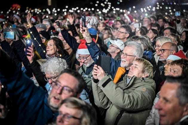 Weihnachtswunder1612: Das Weihnachtswunder am Tag 4 auf dem Burgplatz. Die vier Moderatoren Sabine Heinrich, Steffi Neu, Jan Malte Andresen und Thomas Bug moderieren das Weihnachtswunder für den WDR. Immer steht mindestens einer von ihnen am Mikrofon und nimmt Musikwünsche gegen eine Spende entgegen. Das Weihnachtswunder wird vom Burgplatz in der Essener Innenstadt übertragen. ** NUR FÜR REDAKTIONELLE ZWECKE ** EDITORIAL USE ONLY **<p>Auftritt The BossHoss am Dienstag, dem 16. Dezember 2025. Das Weihnachtswunder am Dienstagauf dem Burgplatz am Tag 3. Die vier Moderatoren Sabine Heinrich, Steffi Neu, Jan Malte Andresen und Thomas Bug moderieren das Weihnachtswunder für den WDR. Immer steht mindestens einer von ihnen am Mikrofon und n Copyright: KerstinxKokoska doc83py4pxfsq0ky44ntsw ,EDITORIAL USE ONLY