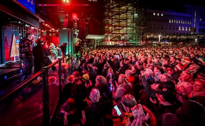 Weihnachtswunder1612: Das Weihnachtswunder am Tag 4 auf dem Burgplatz. Die vier Moderatoren Sabine Heinrich, Steffi Neu, Jan Malte Andresen und Thomas Bug moderieren das Weihnachtswunder für den WDR. Immer steht mindestens einer von ihnen am Mikrofon und nimmt Musikwünsche gegen eine Spende entgegen. Das Weihnachtswunder wird vom Burgplatz in der Essener Innenstadt übertragen. ** NUR FÜR REDAKTIONELLE ZWECKE ** EDITORIAL USE ONLY **<p>Auftritt The BossHoss am Dienstag, dem 16. Dezember 2025. Das Weihnachtswunder am Dienstagauf dem Burgplatz am Tag 3. Die vier Moderatoren Sabine Heinrich, Steffi Neu, Jan Malte Andresen und Thomas Bug moderieren das Weihnachtswunder für den WDR. Immer steht mindestens einer von ihnen am Mikrofon und n Copyright: KerstinxKokoska doc83py4qbicj81nutytsw ,EDITORIAL USE ONLY