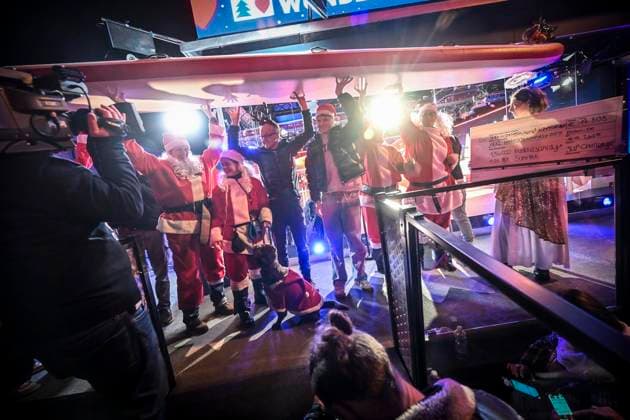 Weihnachtswunder1612: Das Weihnachtswunder am Tag 4 auf dem Burgplatz. Die vier Moderatoren Sabine Heinrich, Steffi Neu, Jan Malte Andresen und Thomas Bug moderieren das Weihnachtswunder für den WDR. Immer steht mindestens einer von ihnen am Mikrofon und nimmt Musikwünsche gegen eine Spende entgegen. Das Weihnachtswunder wird vom Burgplatz in der Essener Innenstadt übertragen. ** NUR FÜR REDAKTIONELLE ZWECKE ** EDITORIAL USE ONLY **<p>Publikum und Spender auf dem Burgplatz am Dienstag, dem 16. Dezember 2025. Das Weihnachtswunder am Dienstagauf dem Burgplatz am Tag 3. Die vier Moderatoren Sabine Heinrich, Steffi Neu, Jan Malte Andresen und Thomas Bug moderieren das Weihnachtswunder für den WDR. Immer steht mindestens einer von ihnen a Copyright: KerstinxKokoska doc83py54m1xsp1c3fmvtsw ,EDITORIAL USE ONLY