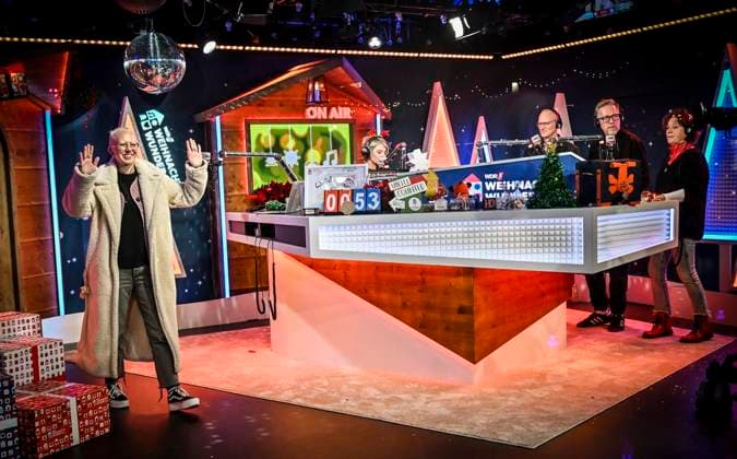 Weihnachtswunder1612: Das Weihnachtswunder am Tag 4 auf dem Burgplatz. Die vier Moderatoren Sabine Heinrich, Steffi Neu, Jan Malte Andresen und Thomas Bug moderieren das Weihnachtswunder für den WDR. Immer steht mindestens einer von ihnen am Mikrofon und nimmt Musikwünsche gegen eine Spende entgegen. Das Weihnachtswunder wird vom Burgplatz in der Essener Innenstadt übertragen. ** NUR FÜR REDAKTIONELLE ZWECKE ** EDITORIAL USE ONLY **<p>Auftritt Stefanie Heinzmann am Dienstag, dem 16. Dezember 2025. Das Weihnachtswunder am Dienstagauf dem Burgplatz am Tag 3. Die vier Moderatoren Sabine Heinrich, Steffi Neu, Jan Malte Andresen und Thomas Bug moderieren das Weihnachtswunder für den WDR. Immer steht mindestens einer von ihnen am Mikrofon Copyright: KerstinxKokoska doc83py5wng6a1e7u3ltsw ,EDITORIAL USE ONLY