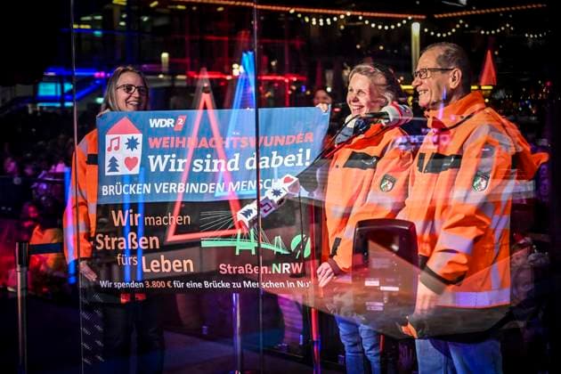 Weihnachtswunder1612: Das Weihnachtswunder am Tag 4 auf dem Burgplatz. Die vier Moderatoren Sabine Heinrich, Steffi Neu, Jan Malte Andresen und Thomas Bug moderieren das Weihnachtswunder für den WDR. Immer steht mindestens einer von ihnen am Mikrofon und nimmt Musikwünsche gegen eine Spende entgegen. Das Weihnachtswunder wird vom Burgplatz in der Essener Innenstadt übertragen. ** NUR FÜR REDAKTIONELLE ZWECKE ** EDITORIAL USE ONLY **<p>Publikum und Spender auf dem Burgplatz am Dienstag, dem 16. Dezember 2025. Das Weihnachtswunder am Dienstagauf dem Burgplatz am Tag 3. Die vier Moderatoren Sabine Heinrich, Steffi Neu, Jan Malte Andresen und Thomas Bug moderieren das Weihnachtswunder für den WDR. Immer steht mindestens einer von ihnen a Copyright: KerstinxKokoska doc83py5t3xkwx1ms7xrtsw ,EDITORIAL USE ONLY