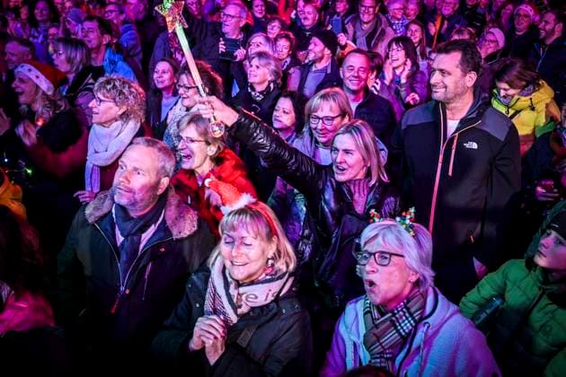 Weihnachtswunder1612: Das Weihnachtswunder am Tag 4 auf dem Burgplatz. Die vier Moderatoren Sabine Heinrich, Steffi Neu, Jan Malte Andresen und Thomas Bug moderieren das Weihnachtswunder für den WDR. Immer steht mindestens einer von ihnen am Mikrofon und nimmt Musikwünsche gegen eine Spende entgegen. Das Weihnachtswunder wird vom Burgplatz in der Essener Innenstadt übertragen. ** NUR FÜR REDAKTIONELLE ZWECKE ** EDITORIAL USE ONLY **<p>Publikum auf dem Burgplatz am Dienstag, dem 16. Dezember 2025. Das Weihnachtswunder am Dienstagauf dem Burgplatz am Tag 3. Die vier Moderatoren Sabine Heinrich, Steffi Neu, Jan Malte Andresen und Thomas Bug moderieren das Weihnachtswunder für den WDR. Immer steht mindestens einer von ihnen am Mikrofon u Copyright: KerstinxKokoska doc83py5tuv5brbeurjtsw ,EDITORIAL USE ONLY
