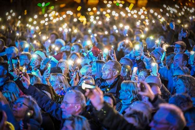 Weihnachtswunder1612: Das Weihnachtswunder am Tag 4 auf dem Burgplatz. Die vier Moderatoren Sabine Heinrich, Steffi Neu, Jan Malte Andresen und Thomas Bug moderieren das Weihnachtswunder für den WDR. Immer steht mindestens einer von ihnen am Mikrofon und nimmt Musikwünsche gegen eine Spende entgegen. Das Weihnachtswunder wird vom Burgplatz in der Essener Innenstadt übertragen. ** NUR FÜR REDAKTIONELLE ZWECKE ** EDITORIAL USE ONLY **<p>Auftritt Stefanie Heinzmann am Dienstag, dem 16. Dezember 2025. Das Weihnachtswunder am Dienstagauf dem Burgplatz am Tag 3. Die vier Moderatoren Sabine Heinrich, Steffi Neu, Jan Malte Andresen und Thomas Bug moderieren das Weihnachtswunder für den WDR. Immer steht mindestens einer von ihnen am Mikrofon Copyright: KerstinxKokoska doc83py6bdcms0uktg8tsw ,EDITORIAL USE ONLY