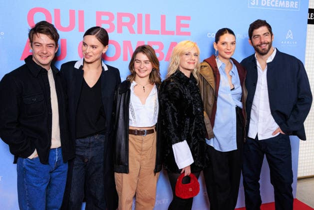 Qui Brille Au Combat - Paris Felix Kysyl, Angelina Woreth, Sarah Pachoud, Mélanie Laurent, Pregnant Josephine Japy and Pierre-Yves Cardinal attend the photocall for the premiere of Qui Brille Au Combat at the Pathe Wepler cinema in Paris, France, on December 16, 2025. Photo by David Boyer ABACAPRESS.COM Paris France  Copyright: xBoyerxDavid ABACAx
