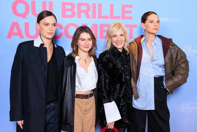 Qui Brille Au Combat - Paris Angelina Woreth, Sarah Pachoud, Mélanie Laurent and Pregnant Josephine Japy attend the photocall for the premiere of Qui Brille Au Combat at the Pathe Wepler cinema in Paris, France, on December 16, 2025. Photo by David Boyer ABACAPRESS.COM Paris France  Copyright: xBoyerxDavid ABACAx