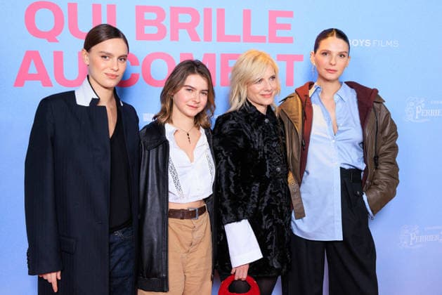 Qui Brille Au Combat - Paris Angelina Woreth, Sarah Pachoud, Mélanie Laurent and Pregnant Josephine Japy attend the photocall for the premiere of Qui Brille Au Combat at the Pathe Wepler cinema in Paris, France, on December 16, 2025. Photo by David Boyer ABACAPRESS.COM Paris France  Copyright: xBoyerxDavid ABACAx