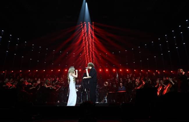 Night of the Proms Erfurt 16 12 2025, Erfurt, Messehalle, Night of the Proms Classical meets pop with musical accompaniment by the Antwerp Philharmonic Orchestra under the direction of conductor Alexandra Arrieche, great artists perform and inspire the audience in the picture Soul Pop singer Joss Stone in a duet with Joscelyn Eve Stoker and Michael Schulte