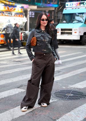 Lola Tung out in New York Actress Lola Tung is doing a photo op front of the Foot Locker store in Times Square, New York on December 16, 2025. Photo by Dylan Travis ABACAPRESSCOM New York NY  Copyright: xDylanxTravis ABACAx