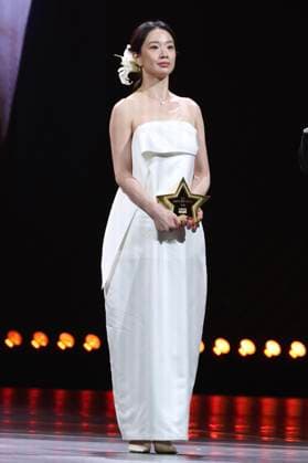 LANGFANG, CHINA - DECEMBER 16: Actress Li Meng arrives at the red carpet of the Domestic TV Series Ceremony (China TV Drama Awards) on December 16, 2025 in Langfang, Hebei Province of China.  Copyright: xVCGx 111610223259