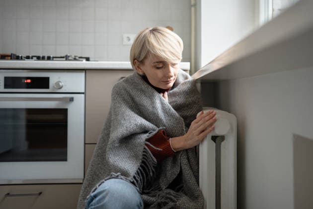 Frau wärmt Hände auf Batterie zu Hause im Winter. unzureichende Heizung Highlight, Kälte innen. Frau wärmt Hände auf Batterie zu Hause im Winter. unzureichende Heizung Highlight, Kälte innen. (License=RF) ,model released, Symbolfoto Copyright: xZoonar.com DmitriixMarchenkox 24328723 ,model released, Symbolfoto ,property released
