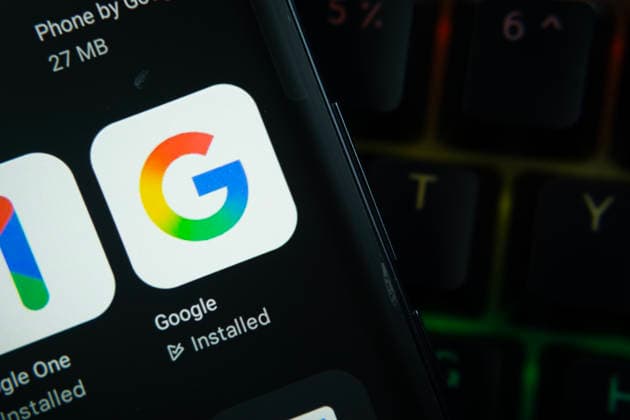 Dhaka, Bangladesh- 27. Juli 2025: Nahaufnahme des Smartphone-Bildschirms, der das Google-App-Symbol mit einer dunklen Schnittstelle zeigt. Dhaka, Bangladesh- 27 July 2025: Close-up of smartphone screen showing the Google app icon with a dark interface. (License=RM) Copyright: xZoonar.com MojahidxMottakinx 24331384