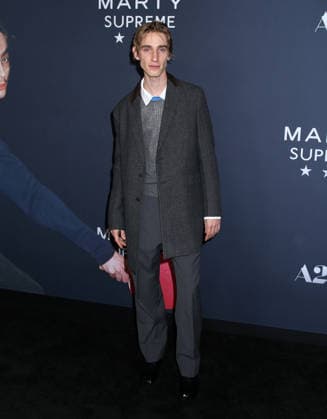 Marty Supreme New York Premiere Levon Hawke attending the Marty Supreme New York Premiere held at the Regal Times Square on December 16, 2025 in New York City, NY New York City Regal Times Square NY USA Copyright: xStevenxBergman AFF-USA.COMx