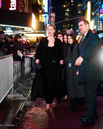 Apple Martin arrives at Marty Supremes New York Premiere on December 16, 2025 UrbanxDivinity Bestimage Apple Martin arrives at A24s Marty Supreme New York Premiere with her son Moses Martin in New York City New York Etats Unis  Copyright: xUrbanxDivinityx xBestimagexUrbanxDivinityx xBestimagex