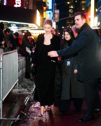 Apple Martin arrives at Marty Supremes New York Premiere on December 16, 2025 UrbanxDivinity Bestimage Apple Martin arrives at A24s Marty Supreme New York Premiere with her son Moses Martin in New York City New York Etats Unis  Copyright: xUrbanxDivinityx xBestimagexUrbanxDivinityx xBestimagex