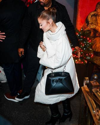 Ariana Grande leaves the Lattanzi Cucina Italiana restaurant in New York on December 16, 2025 UrbanxDivinity Bestimage Ariana Grande departs after the SNL dinner at Lattanzi in NYC New York City Etats Unis  Copyright: xUrbanxDivinityx xBestimagexUrbanxDivinityx xBestimagex